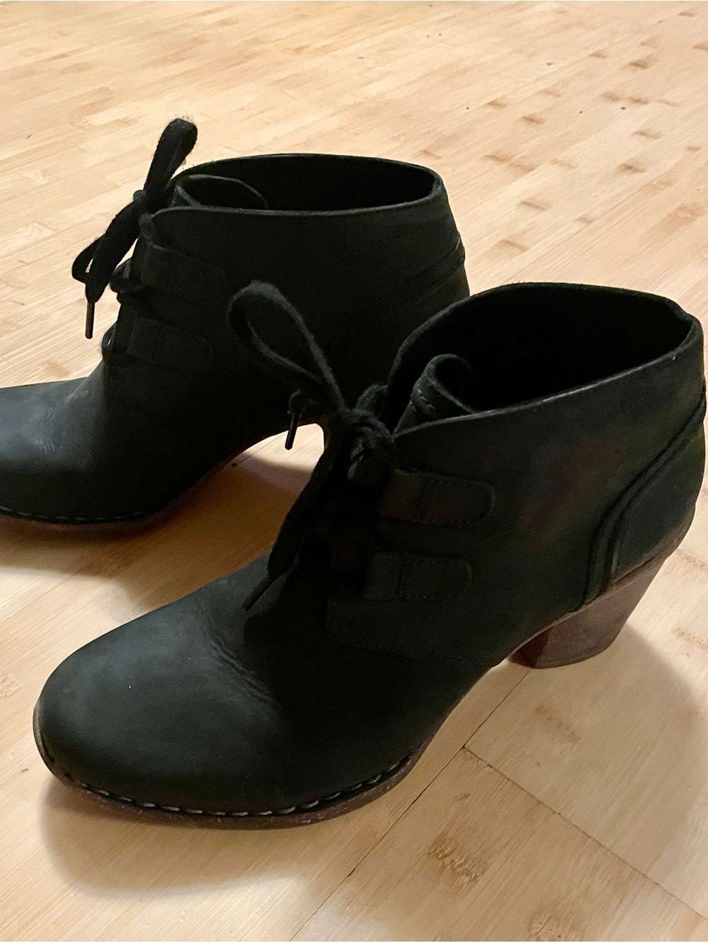 Clark’s leather Women’s Lace-Up Ankle Boots size 9.5